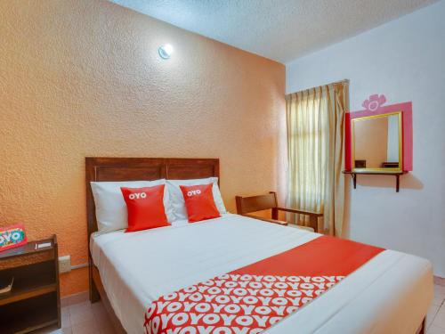 سرير أو أسرّة في غرفة في OYO Hotel Huautla, Oaxaca