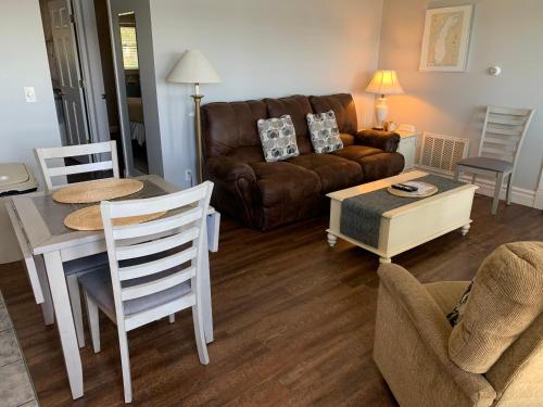 sala de estar con sofá y mesa en Snug Harbor Inn, en Sturgeon Bay
