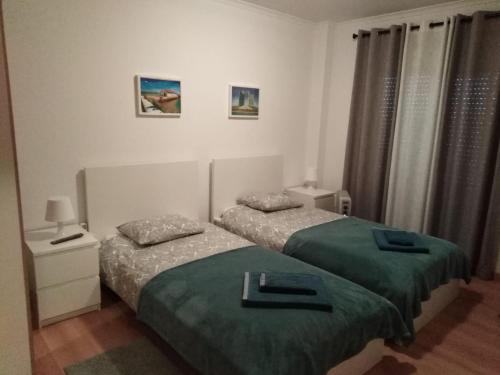 モンチジョにあるCasa Europa Montijoのベッドルーム(緑のシーツを使用したベッド2台付)