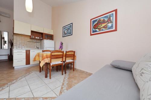 a kitchen and dining room with a table and chairs at Apartments Suzana in Ždrelac