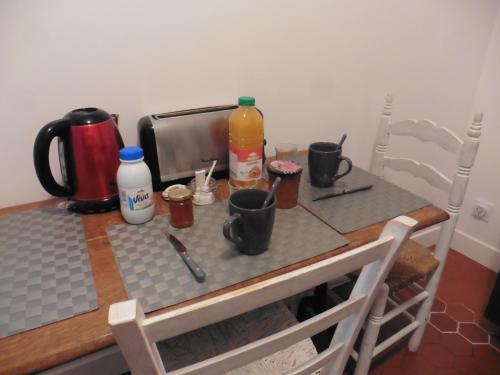 - une table avec un comptoir et des boissons dans l'établissement Villa Zola, à Aix-en-Provence