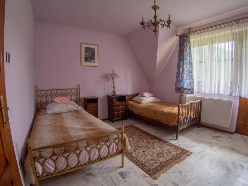 a bedroom with two beds and a window at Willa Cicha Woda in Murzasichle
