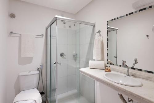 a bathroom with a shower and a toilet and a sink at Pousada Bahia Bacana in Morro de São Paulo