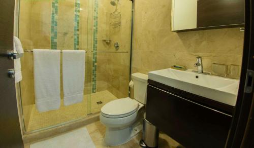 パーム・イーグル・ビーチにある112: 1-Bedroom Grd floor condo w/patio. Palm Beachのシャワー、トイレ、洗面台を備えたバスルーム