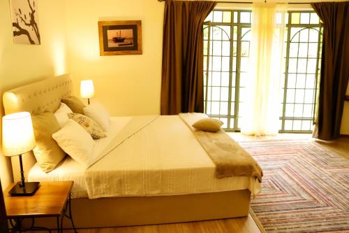 Ein Bett oder Betten in einem Zimmer der Unterkunft Pink Flamingo Boutique Hotel