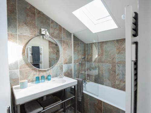 une salle de bain avec un lavabo et un miroir dans l'établissement 1er secret de Honfleur, à Honfleur