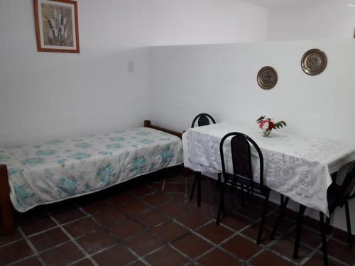 
a small room with a bed and a table at Unsleben in Villa Carlos Paz

