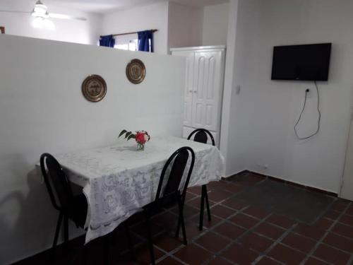 
a room with a table, chairs, and a tv at Unsleben in Villa Carlos Paz
