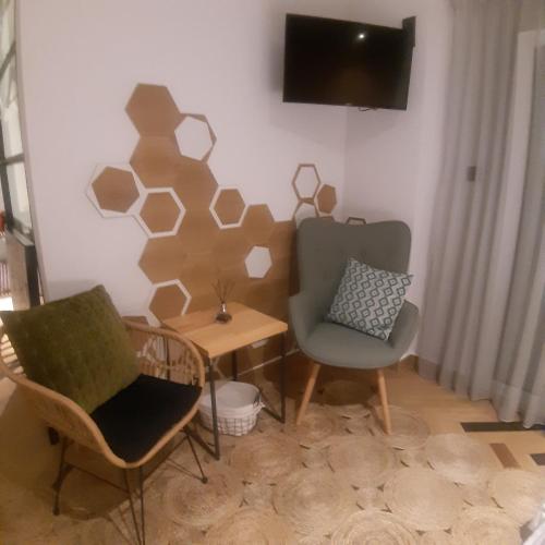 Una televisión o centro de entretenimiento en Sroom Apartment