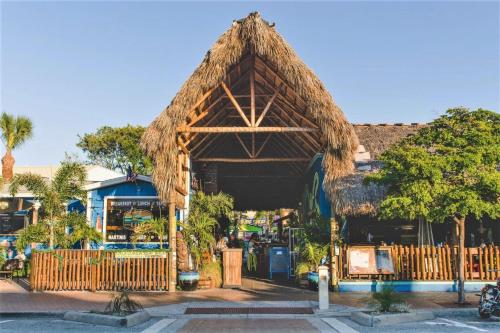Gallery image of Siesta Beach Cottage, Sleeps 6, Walk to Beach, Stores, & Restaurants in Siesta Key