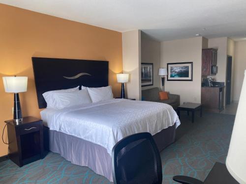 una camera d'albergo con un grande letto con lenzuola bianche di Holiday Inn Express Hotel and Suites Fort Stockton, an IHG Hotel a Fort Stockton