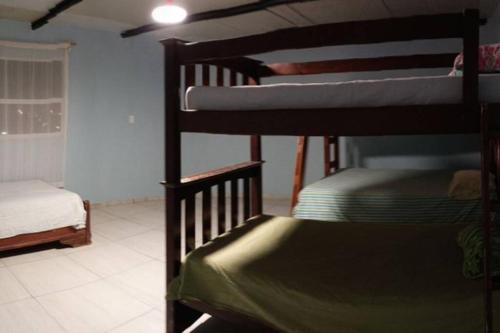 a room with two bunk beds in a room at Cerca del aeropuerto de mty y parques industriales in Monterrey