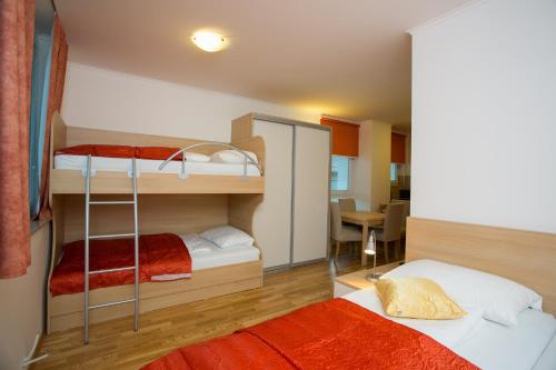 En eller flere senge i et værelse på Apartments Benedičič
