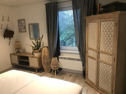 a bedroom with a bed and a window at Ferienwohnung auf dem Land in Gattendorf