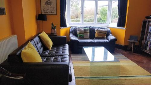 Ruang duduk di The Old Sea Captain's House, Aberporth