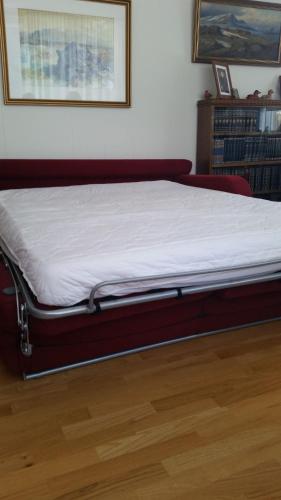 Una cama o camas en una habitación de Íbúð með gott andrúmsloft
