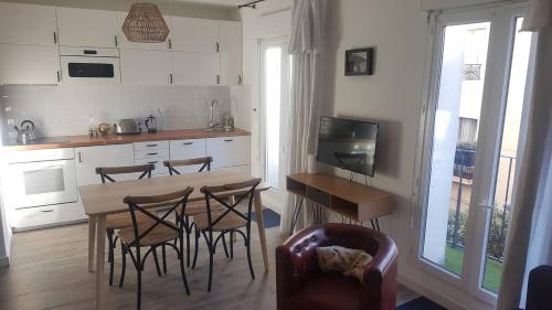 Il comprend une cuisine avec une table, des chaises et une table. dans l'établissement Arca Noae, à Sète