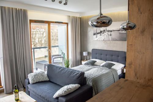 弗次瓦夫的住宿－ApArt Bulwary Wrocław，一间卧室配有一张床和一张沙发