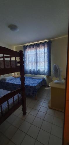 ein Schlafzimmer mit einem Etagenbett und einem Fenster in der Unterkunft Excelente local in Cabo Frio