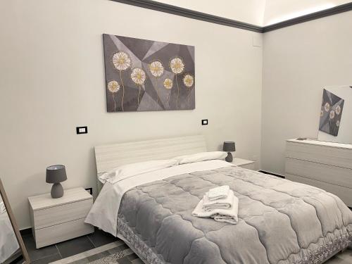 - une chambre avec un lit et une peinture murale dans l'établissement B&B Antichi Cortili, à Termini Imerese