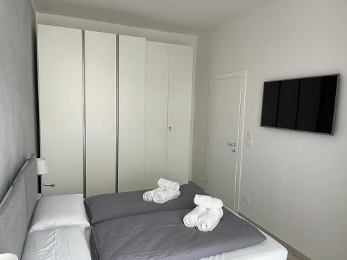 1 dormitorio con 1 cama con toallas en CASA VITTORIA - SIEGESHAUS, en Bolzano