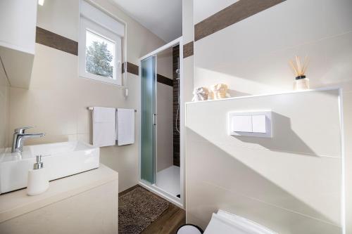 Koupelna v ubytování Apartments Lace