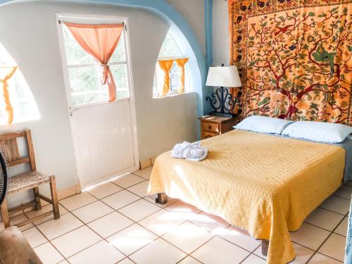 um quarto com uma cama e uma janela em Colibri Hotel em Cabo Corrientes