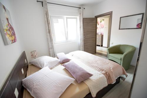 Postel nebo postele na pokoji v ubytování Two-Bedroom Apartment in Crikvenica XCVII