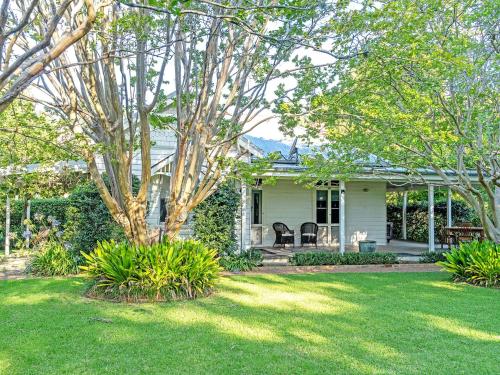 a white house with a yard with green grass at Milhouse Berry in Berry