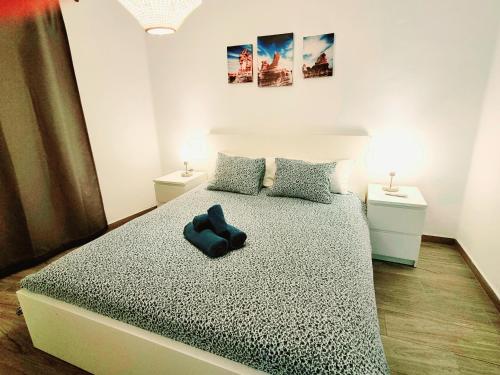 sypialnia z łóżkiem z niebieską otomaną w obiekcie House first line of the sea w Costa Teguise