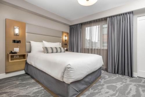 Katil atau katil-katil dalam bilik di Coast Tsawwassen Inn