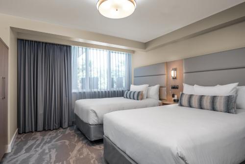 Cama ou camas em um quarto em Coast Tsawwassen Inn