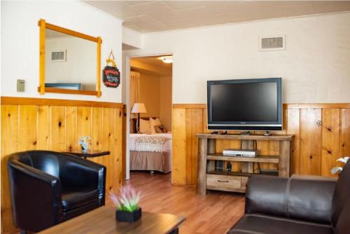 Televisyen dan/atau pusat hiburan di Alpine Trail Ridge Inn