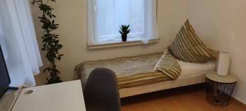 Postelja oz. postelje v sobi nastanitve Schöne, renovierte und optimal gelegene Wohnung OG