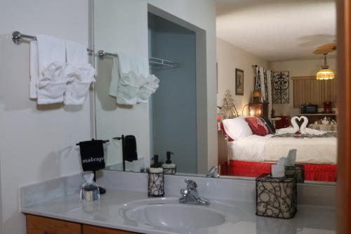 1 dormitorio con 1 cama y baño con lavabo. en Crystal River Lullaby B&B en Crystal River