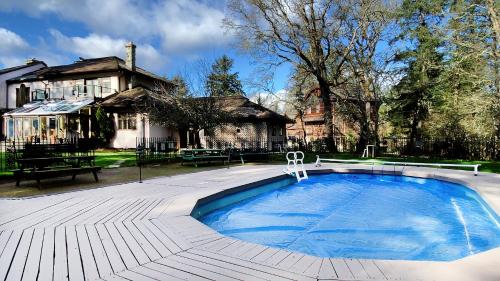Deep Cove Estate with Pool