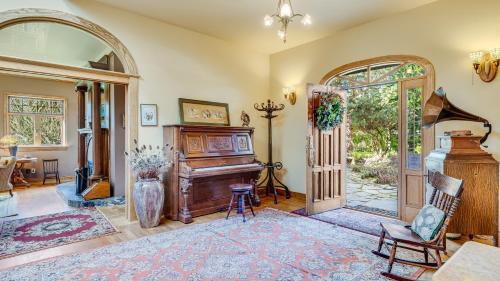 Deep Cove Estate with Pool – Photos 3