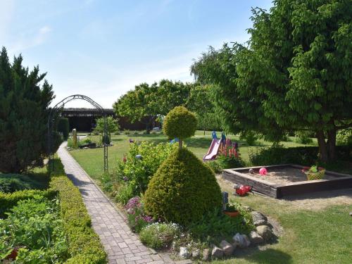 a garden with a sandbox in a park at Gemütliche Ferienwohnung mit Garten in Robertsdorf in Blowatz