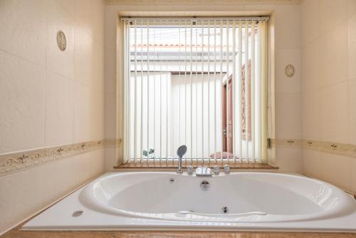 Bilik mandi di Village Austria Luxury Pool Villas