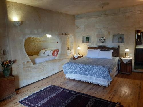 Postel nebo postele na pokoji v ubytování Elkep Evi Cave Hotel