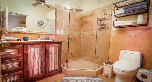 Koupelna v ubytování Big private home with pool in Surfside - a short walk from the beach