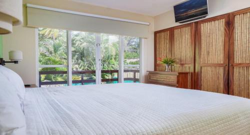 Postel nebo postele na pokoji v ubytování Big private home with pool in Surfside - a short walk from the beach