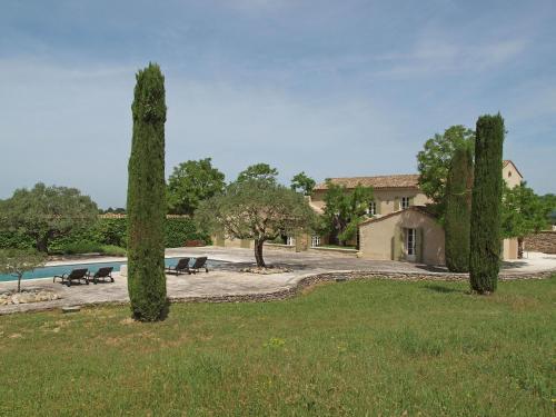 奧佩德的住宿－Villa with Private Swimming Pool in Opp de，一座带游泳池和两棵树的房子