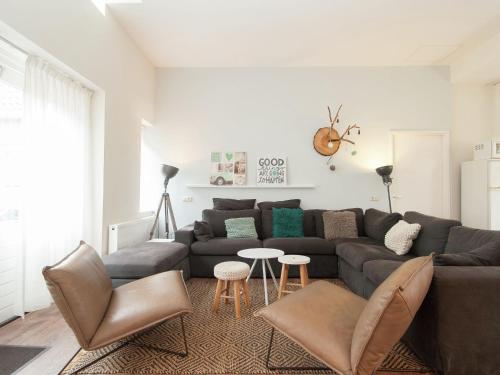 ein Wohnzimmer mit einem Sofa und einem Tisch in der Unterkunft Holiday Home in Bergen aan zee with Terrace in Bergen aan Zee