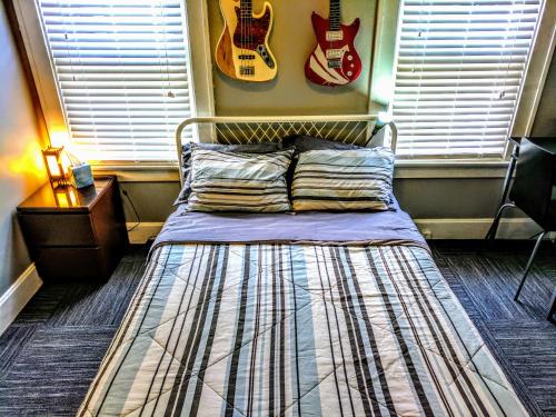 Cama o camas de una habitación en The Wayfaring Buckeye Hostel