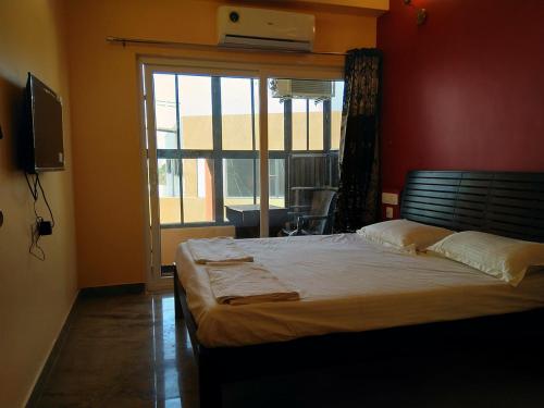Una cama o camas en una habitación de Chandru De Green