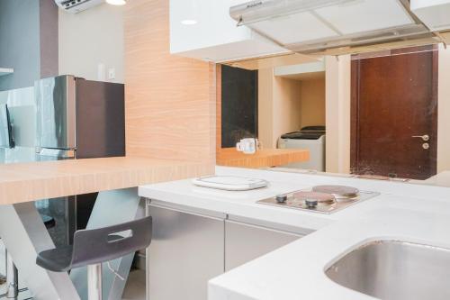 eine Küche mit einer weißen Theke und einem Waschbecken in der Unterkunft Great Choice 1BR at Brooklyn Alam Sutera Apartment By Travelio in Dongkal Dua
