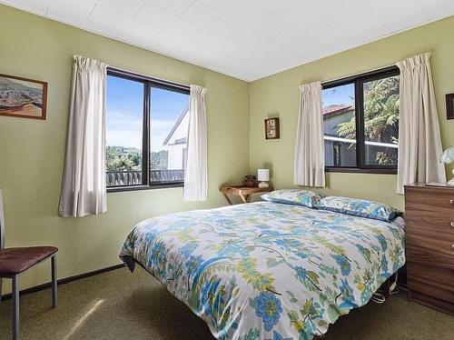 une chambre avec un lit et deux fenêtres dans l'établissement Lake House and Studio - Lake Rotoiti Holiday Home, à Okere Falls