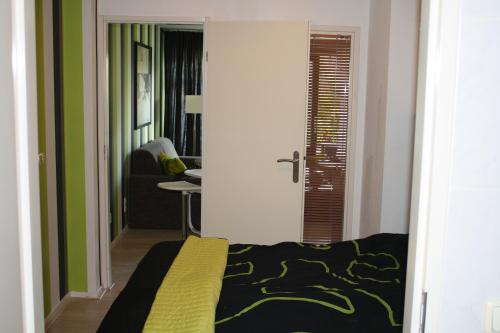 Un pat sau paturi într-o cameră la Fijn App HELIOS, eigen KEUKEN op beg grond met Prive TERRAS, Incl Verwarmd Binnen-ZWEMBAD, Nabij Duinen Strand en Vuurtoren