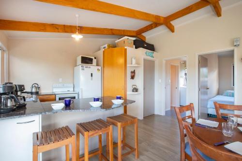 Η κουζίνα ή μικρή κουζίνα στο The Hideaway - Omaha Holiday Home